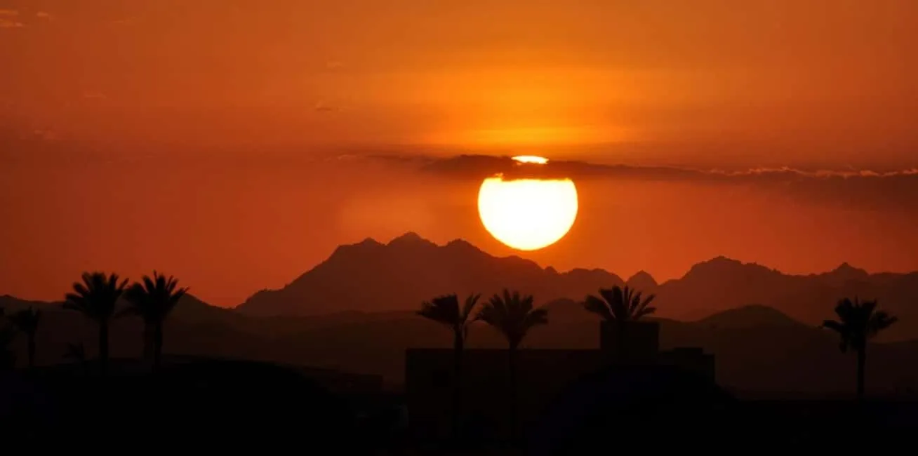 🌅 Creative Sunset Escape – Desert Magic at Golden Hour
